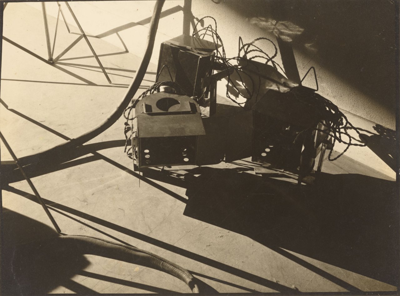 Auf diesem Bild ist das folgende Kunstwerk zu sehen: Maurice Tabard. „Nature Morte“. 1931.