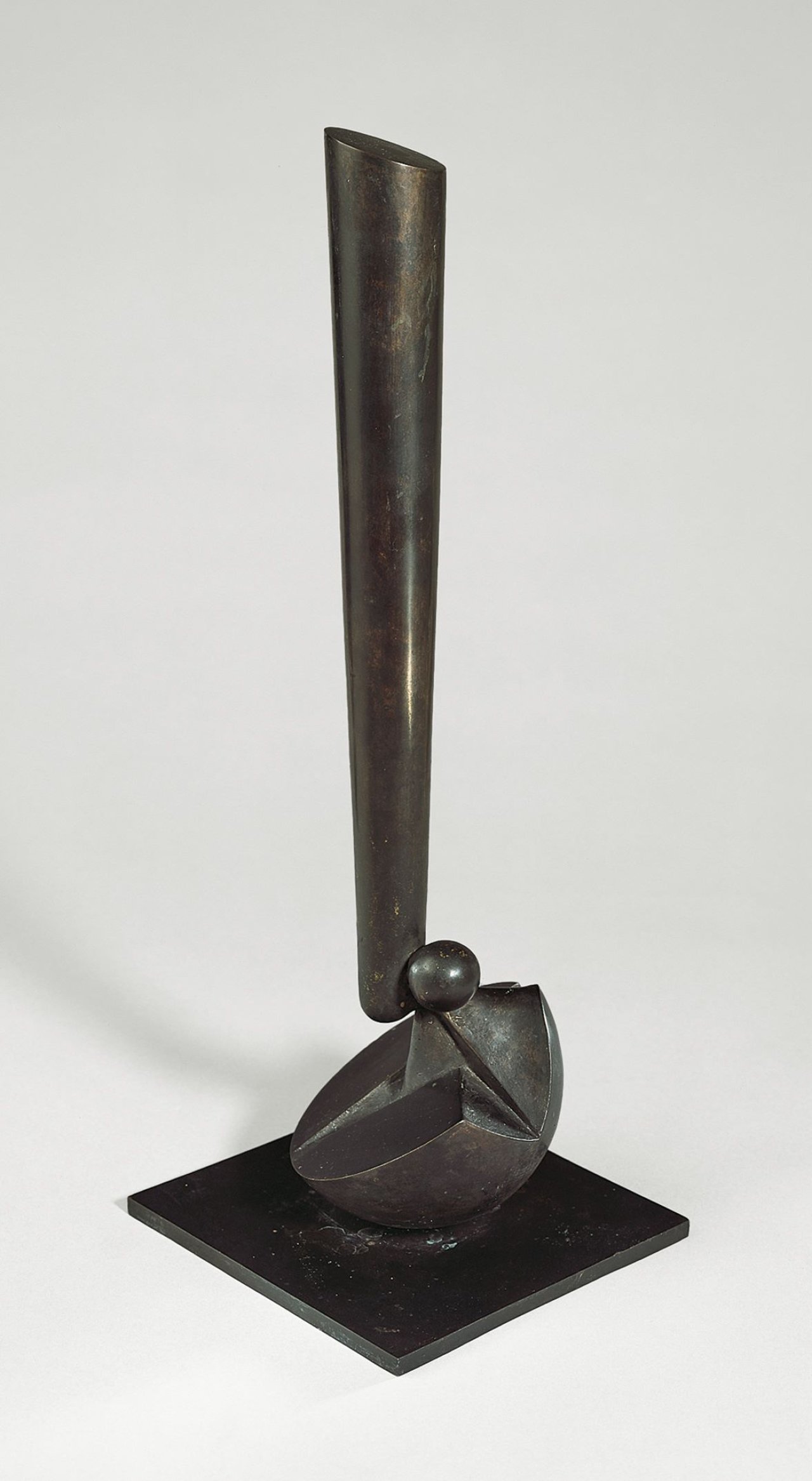 Auf diesem Bild ist das folgende Kunstwerk zu sehen: Fritz Koenig. „Kleines Rufzeichen V D“. 1971.