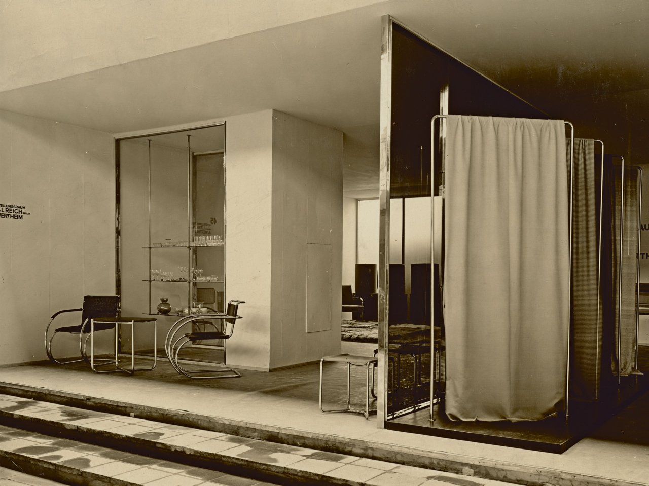 Auf diesem Bild ist das folgende Kunstwerk zu sehen:  Berliner Bild-Bericht. Deutsche Bau-Ausstellung, Berlin: Ausstellungsraum 45 A. Wertheim. Ausstellungsarchitektin: Lilly Reich. 1931.