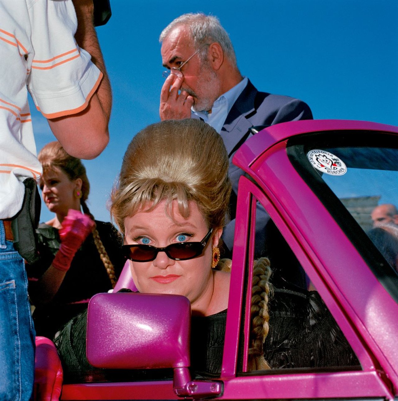 Catalog image of „Berlin 2000 (Sängerin Melissa Langton, im Hintergrund Friseur Udo Walz)“. 2000