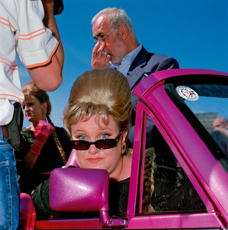 Auf diesem Bild ist das folgende Kunstwerk zu sehen: Jens Rötzsch. „Berlin 2000 (Sängerin Melissa Langton, im Hintergrund Friseur Udo Walz)“. 2000.