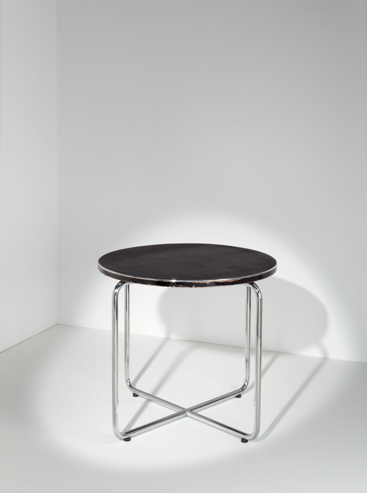Auf diesem Bild ist das folgende Kunstwerk zu sehen: Ludwig Mies van der Rohe. Beistelltisch – Modell: MR 130. Um 1931 / Ausführung 1938.
