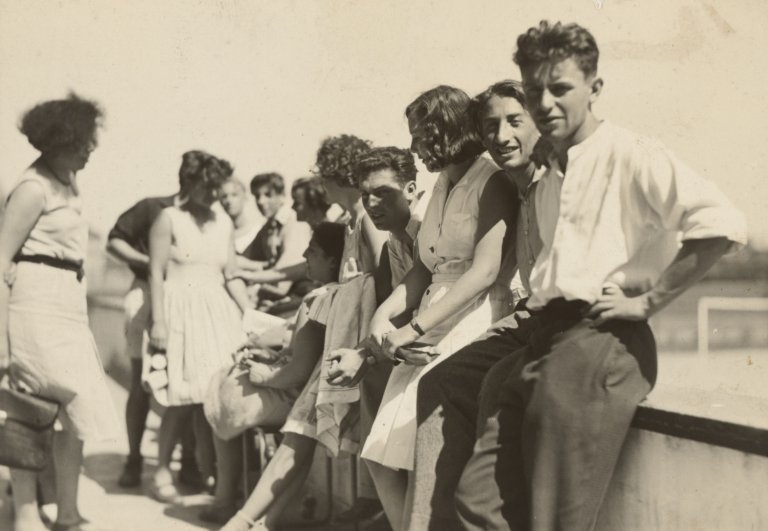 Auf diesem Bild ist das folgende Kunstwerk zu sehen: Iwao Yamawaki. Studenten am Bauhaus. 1930/1932.