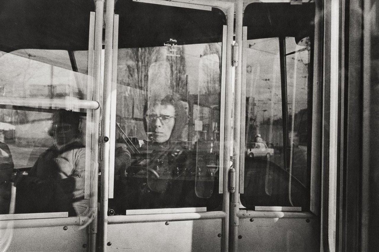 Auf diesem Bild ist das folgende Kunstwerk zu sehen: Evelyn Richter. „Straßenbahn DDR“. Um 1972.