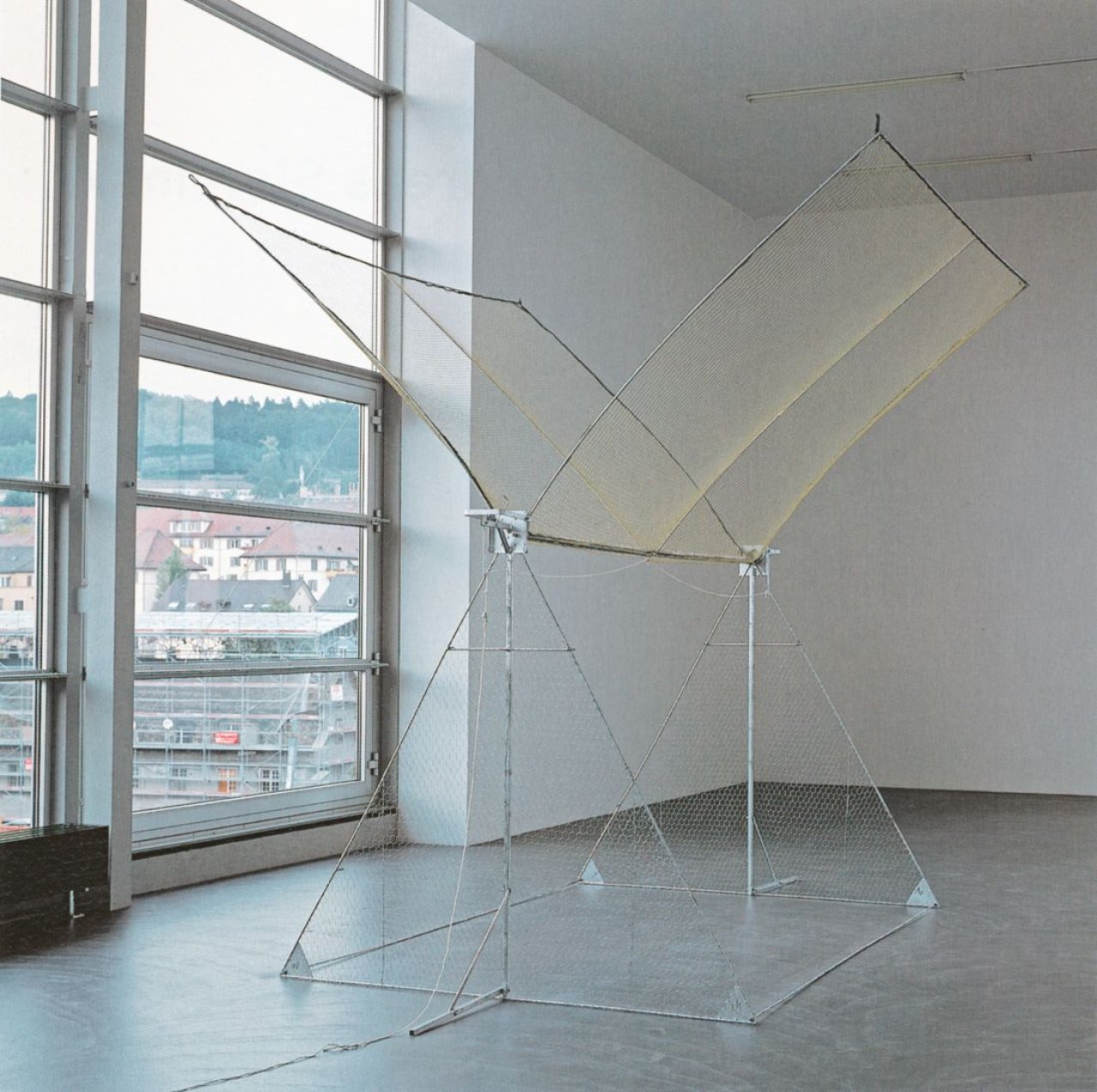Auf diesem Bild ist das folgende Kunstwerk zu sehen: Andreas Slominski. Vogelfalle. 1996.