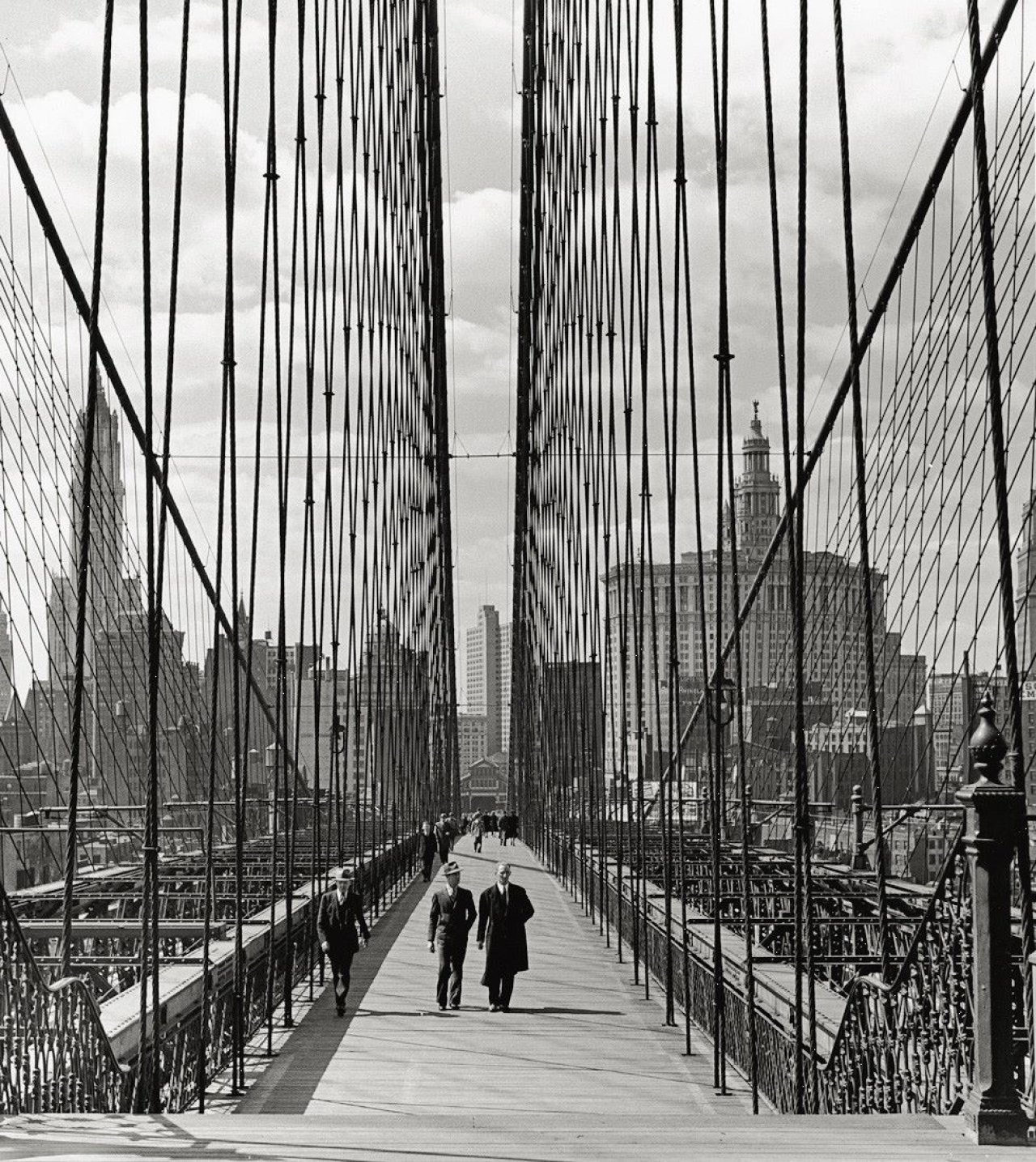 This picture shows the following artwork: Andreas Feininger. Fußgänger auf der Brooklyn Bridge. 1942.