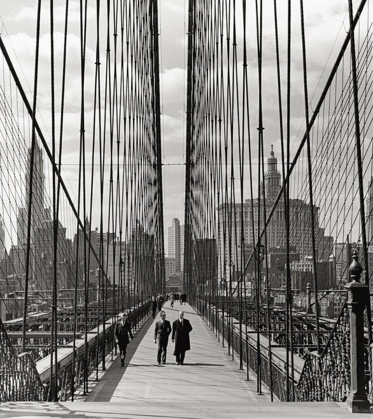 Auf diesem Bild ist das folgende Kunstwerk zu sehen: Andreas Feininger. Fußgänger auf der Brooklyn Bridge. 1942.