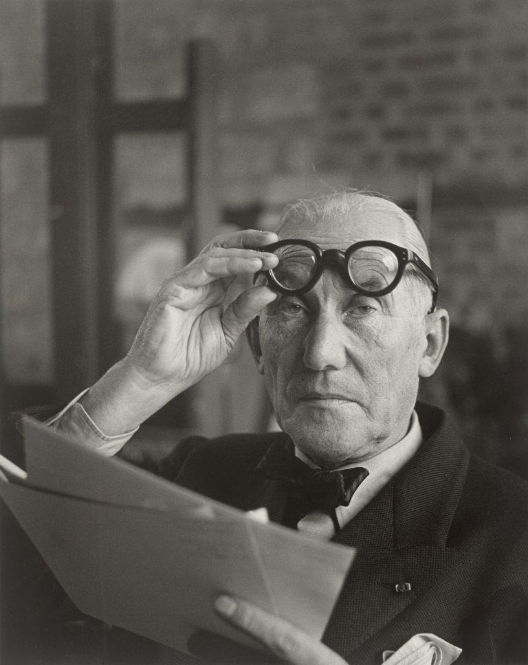 Auf diesem Bild ist das folgende Kunstwerk zu sehen: André Villers. „Le Corbusier, Paris“. 1955.