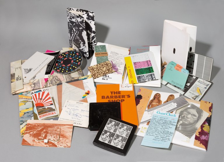 Auf diesem Bild ist das folgende Kunstwerk zu sehen:  Mappenwerk. „S.M.S., Shit must stop“. 1968/88.