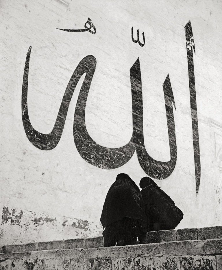 Auf diesem Bild ist das folgende Kunstwerk zu sehen: Ara Güler. Allah. Old Mosque, Edirne, Türkei. 1956.