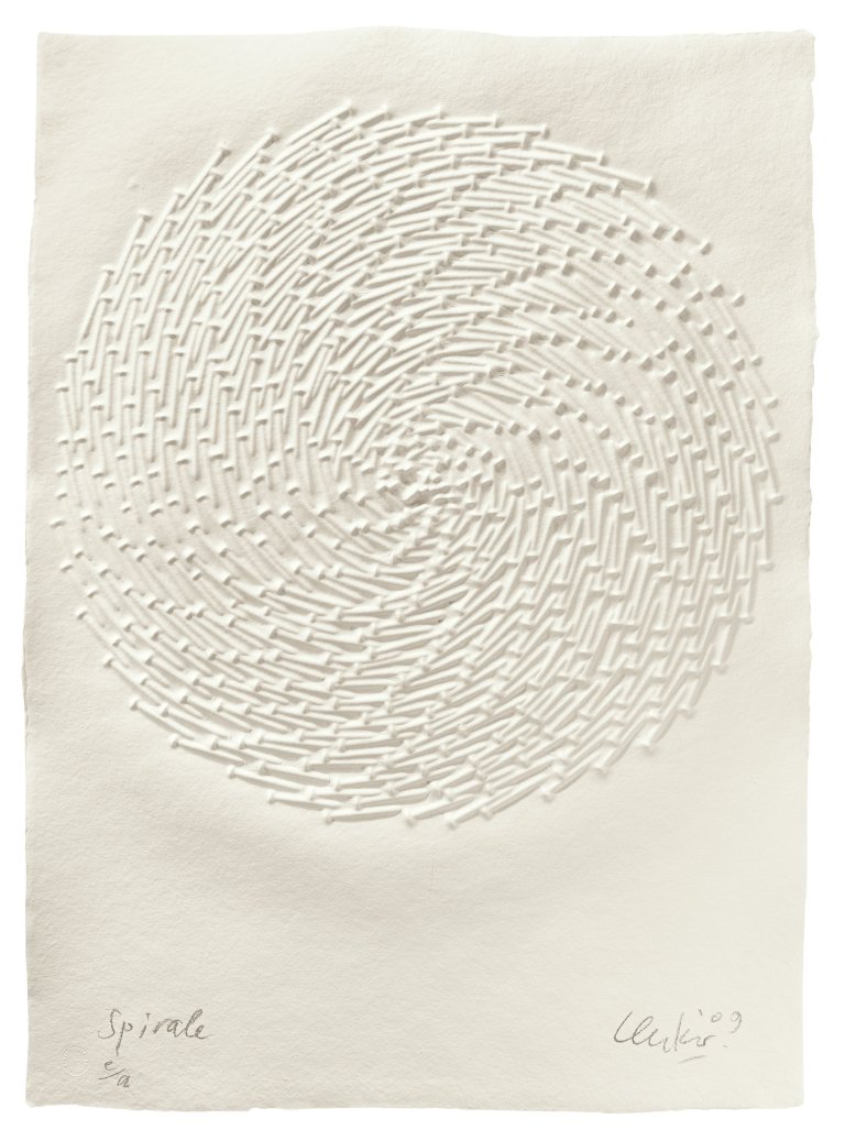 Auf diesem Bild ist das folgende Kunstwerk zu sehen: Günther Uecker. „Spirale“. 2009.