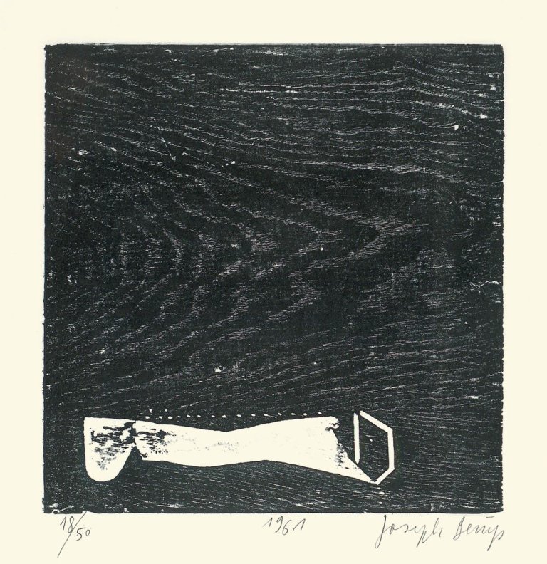 Auf diesem Bild ist das folgende Kunstwerk zu sehen: Joseph Beuys. „Bein“. 1973/74.
