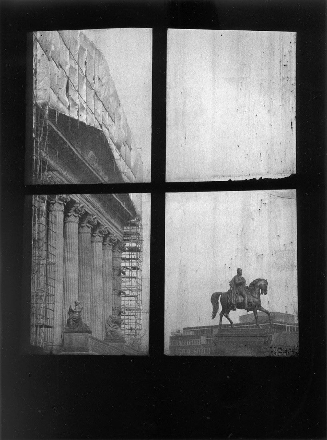 Auf diesem Bild ist das folgende Kunstwerk zu sehen: Barbara Klemm. „Blick auf die Alte Nationalgalerie, Berlin“. 2000.