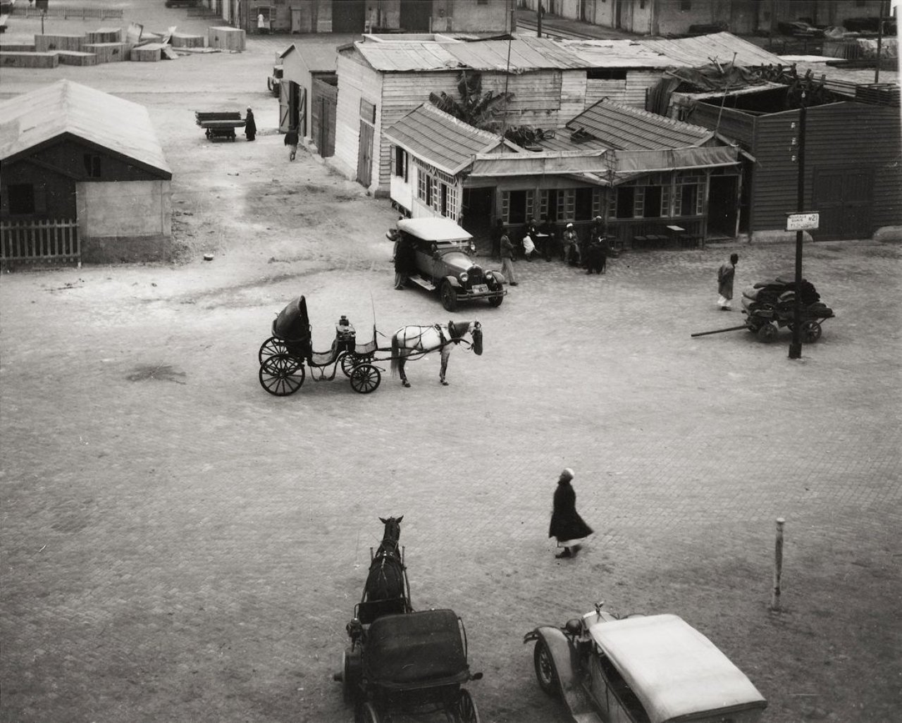 Auf diesem Bild ist das folgende Kunstwerk zu sehen: Ellen Auerbach (d.i. Ellen Rosenberg). „Hafen Alexandria“, auf dem Weg nach Palästina. 1933.