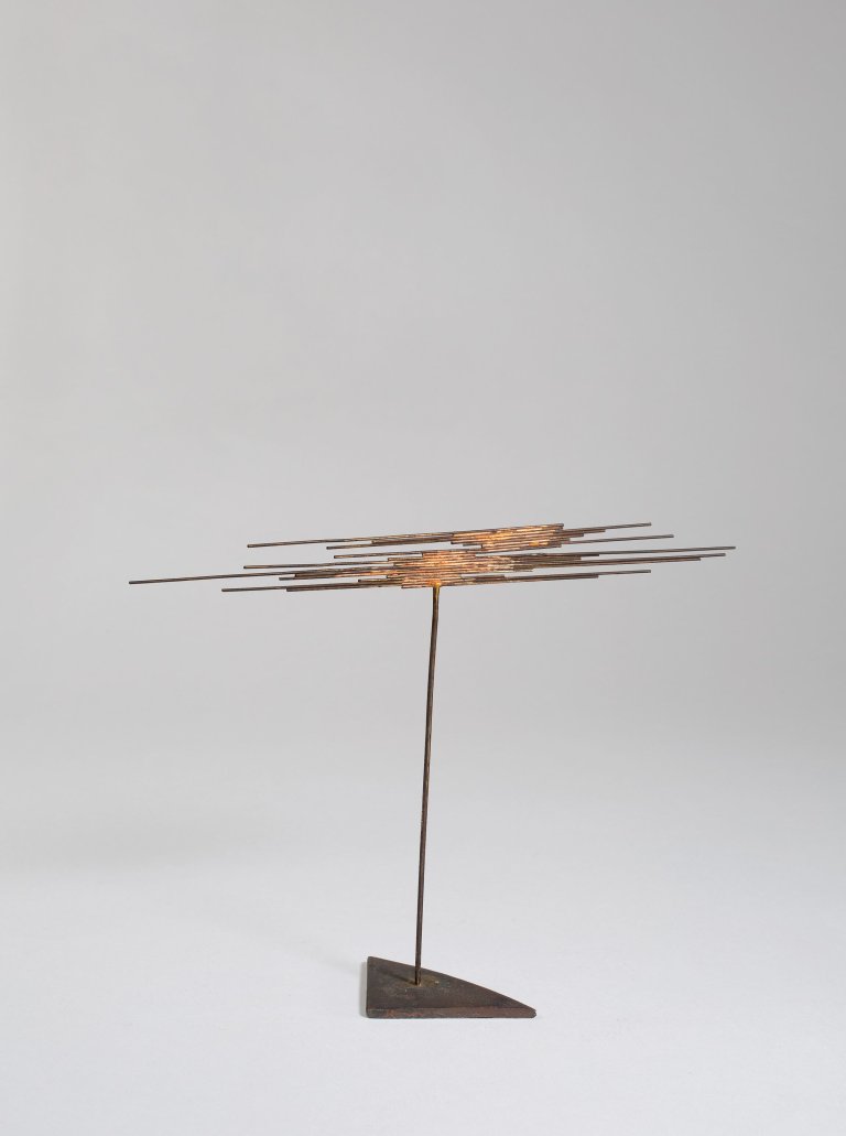 Auf diesem Bild ist das folgende Kunstwerk zu sehen: Norbert Kricke. Flächenbahn. 1957.