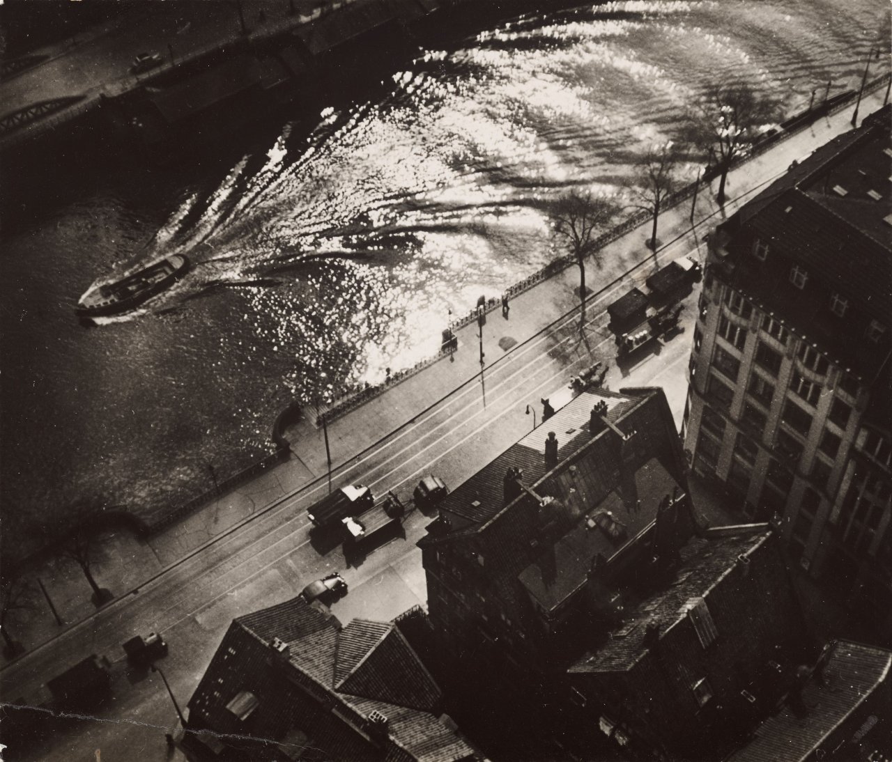 Auf diesem Bild ist das folgende Kunstwerk zu sehen: Alfred Ehrhardt. Blick vom Turm der Katharinenkirche auf den Zollkanal im Hamburger Hafen. 1930er–Jahre.