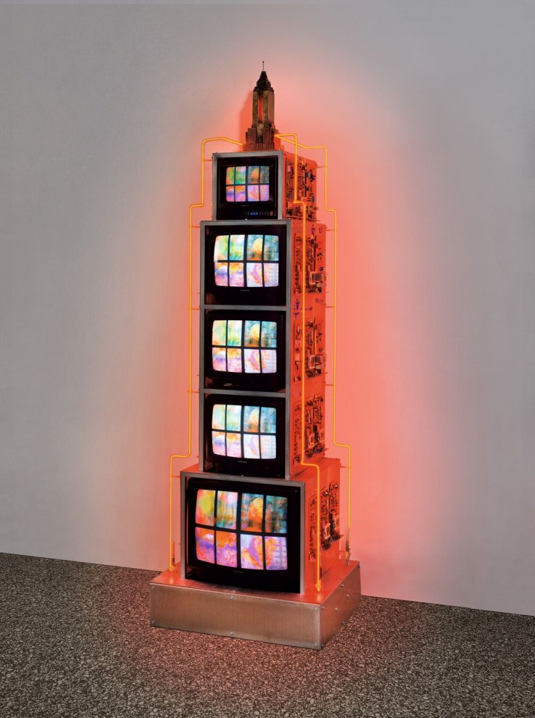 Auf diesem Bild ist das folgende Kunstwerk zu sehen: Nam June Paik. Empire State Building. 1995.