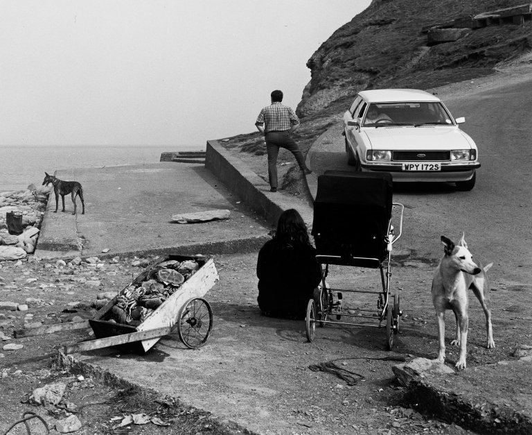Auf diesem Bild ist das folgende Kunstwerk zu sehen: Chris Killip. „Crabs, Skinningrove, North Yorkshire“. 1984.