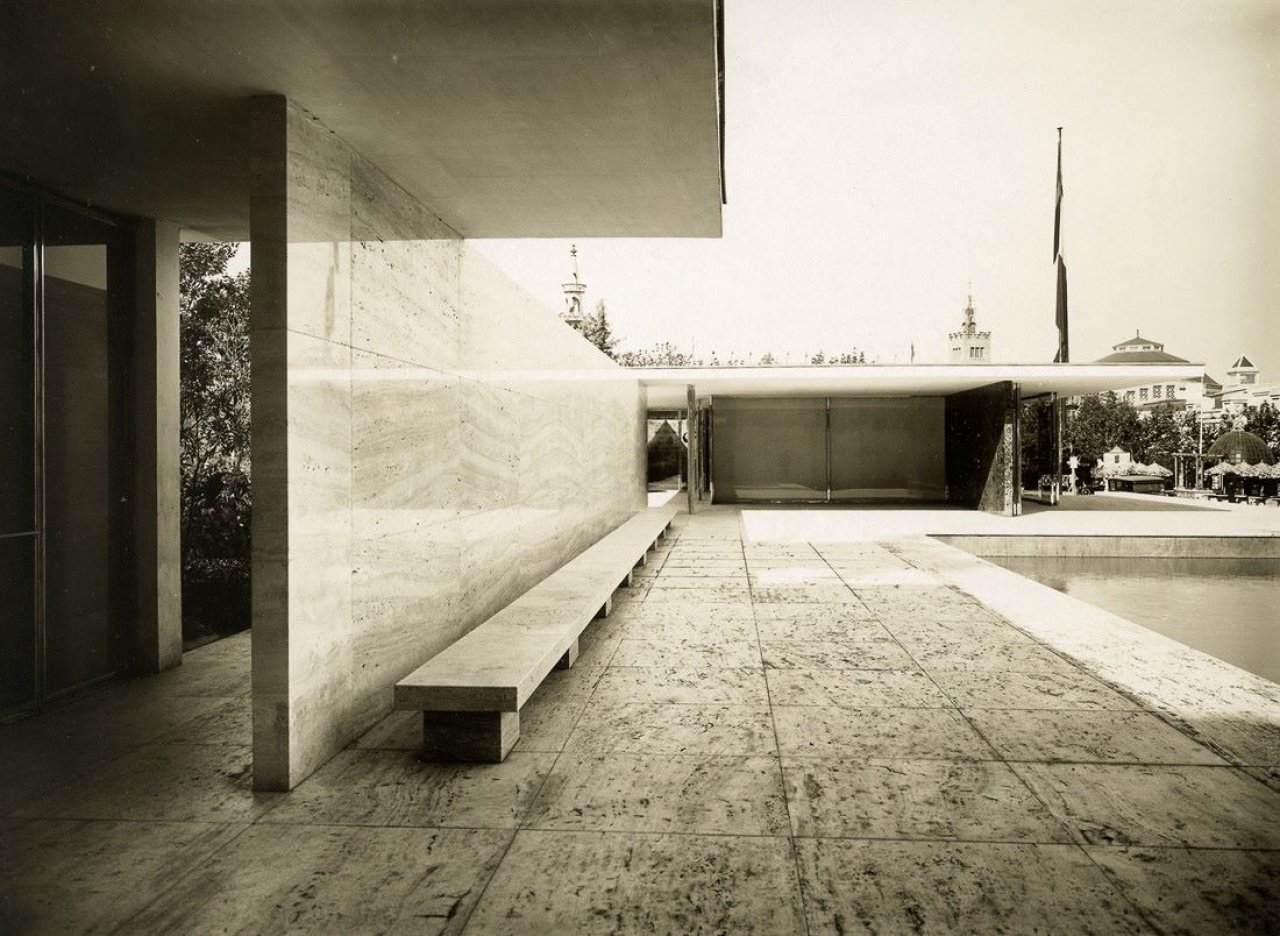 Catalog image of BARCELONA PAVILLON, BLICK VOM BÜROTRAKT ZUM PAVILLON. 1929