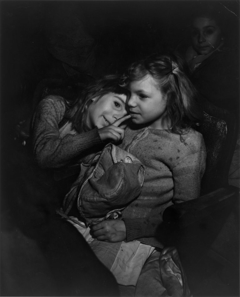 Auf diesem Bild ist das folgende Kunstwerk zu sehen:  Weegee (d.i. Fellig, Arthur H.). Children's hour at Loews Commodore Theatre on 2nd Avenue. Um 1945.