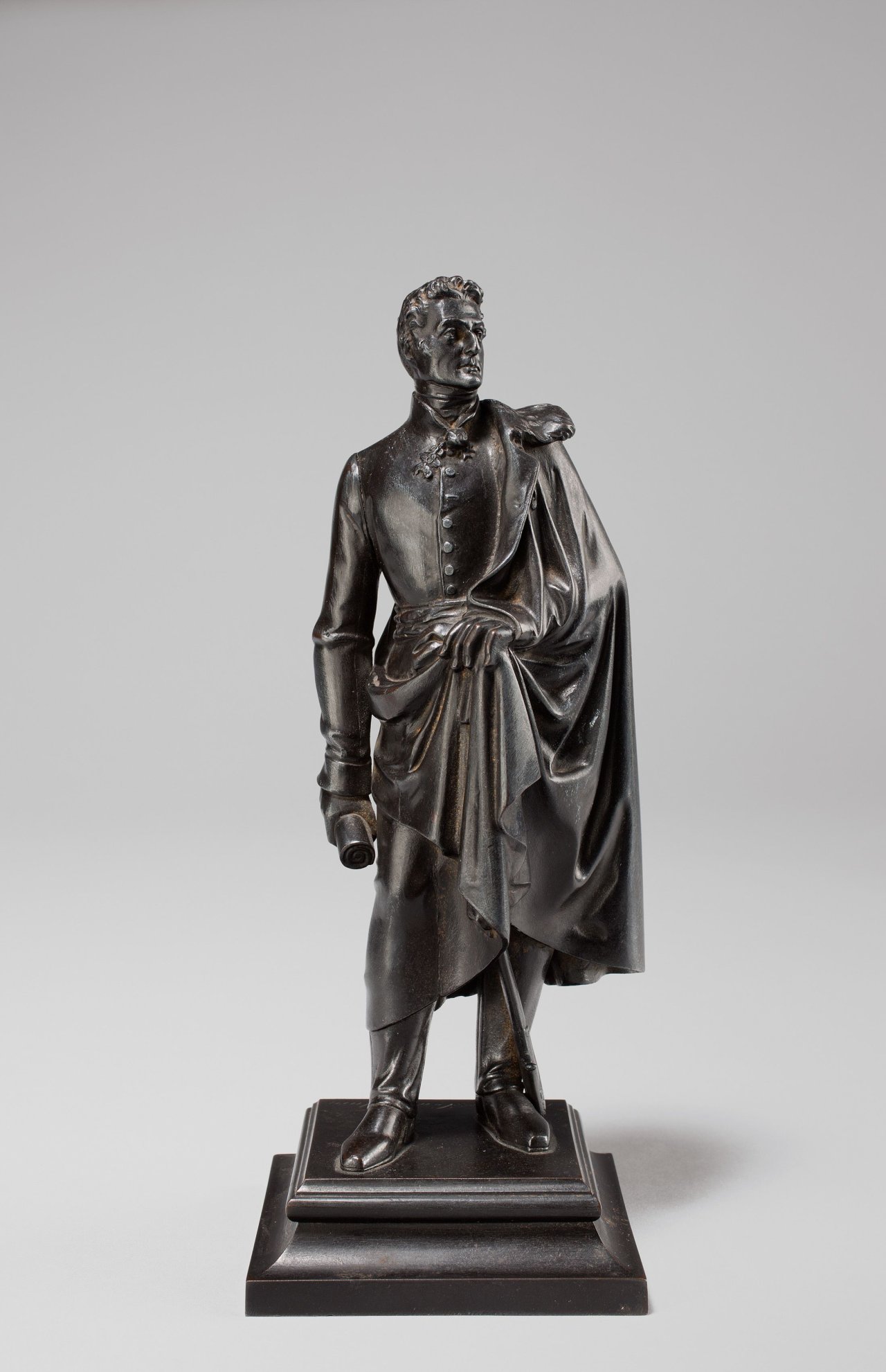 Auf diesem Bild ist das folgende Kunstwerk zu sehen: Eisengießerei Siméon Pierre Deveranne. Statuette des Arthur Wellesley, 1. Herzog von Wellington, Fürst von Waterloo (1769–1852). Um 1840.
