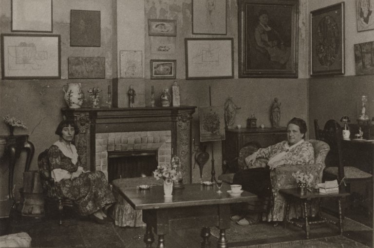 Auf diesem Bild ist das folgende Kunstwerk zu sehen:  Man Ray. Gertrude Stein und Alice B. Toklas, Salon Rue de Fleurus Nr. 27, Paris. 1922.