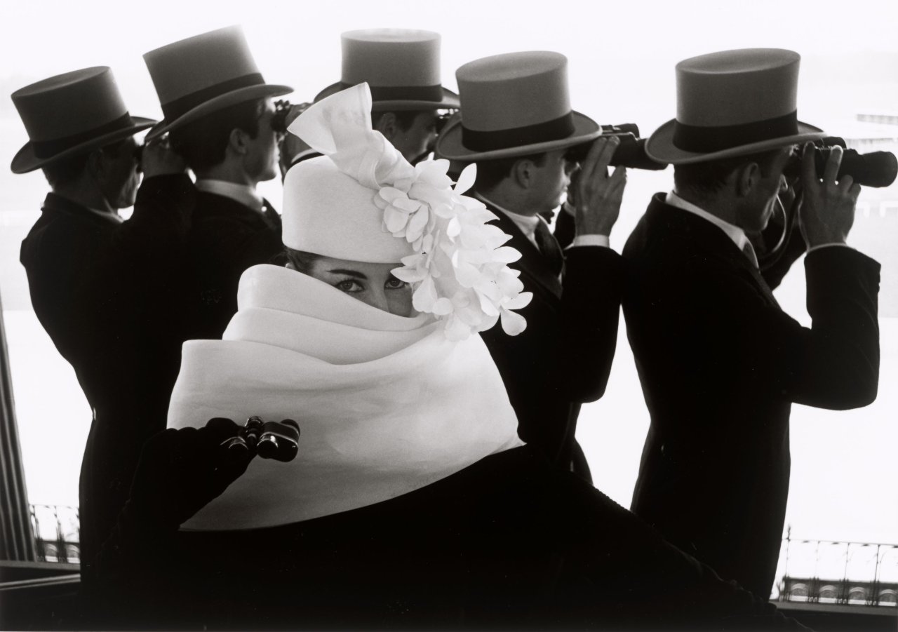 Auf diesem Bild ist das folgende Kunstwerk zu sehen: Frank Horvat. „Givenchy Hat C, Paris“. 1958.