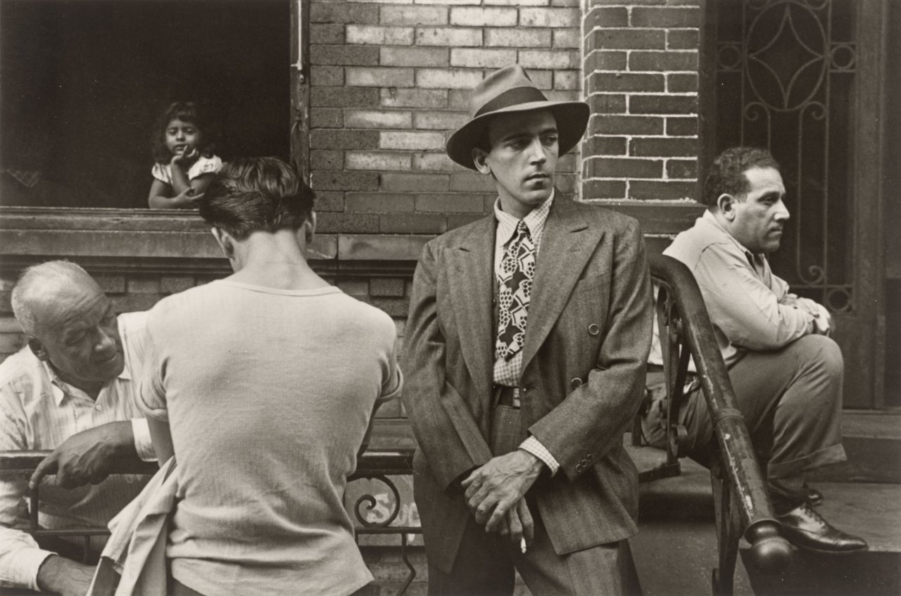 Auf diesem Bild ist das folgende Kunstwerk zu sehen: Helen Levitt. „N.Y.“. Um 1942.
