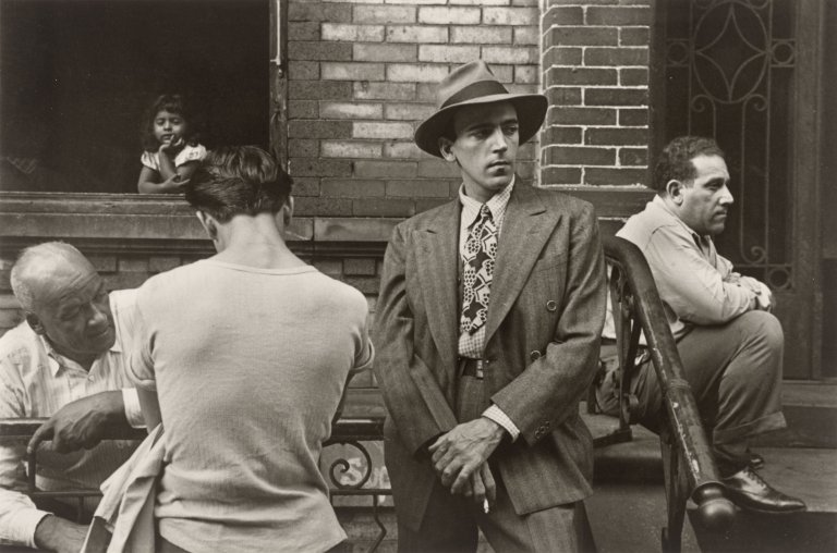 Auf diesem Bild ist das folgende Kunstwerk zu sehen: Helen Levitt. „N.Y.“. Um 1942.