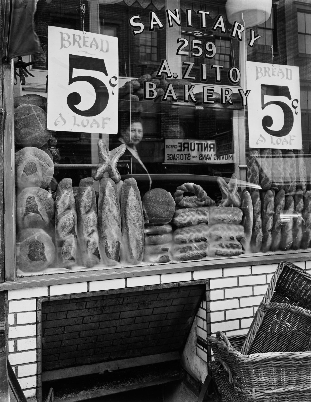 Auf diesem Bild ist das folgende Kunstwerk zu sehen: Berenice Abbott. Bread Store, 259 Bleecker Street, Manhattan. 1937.