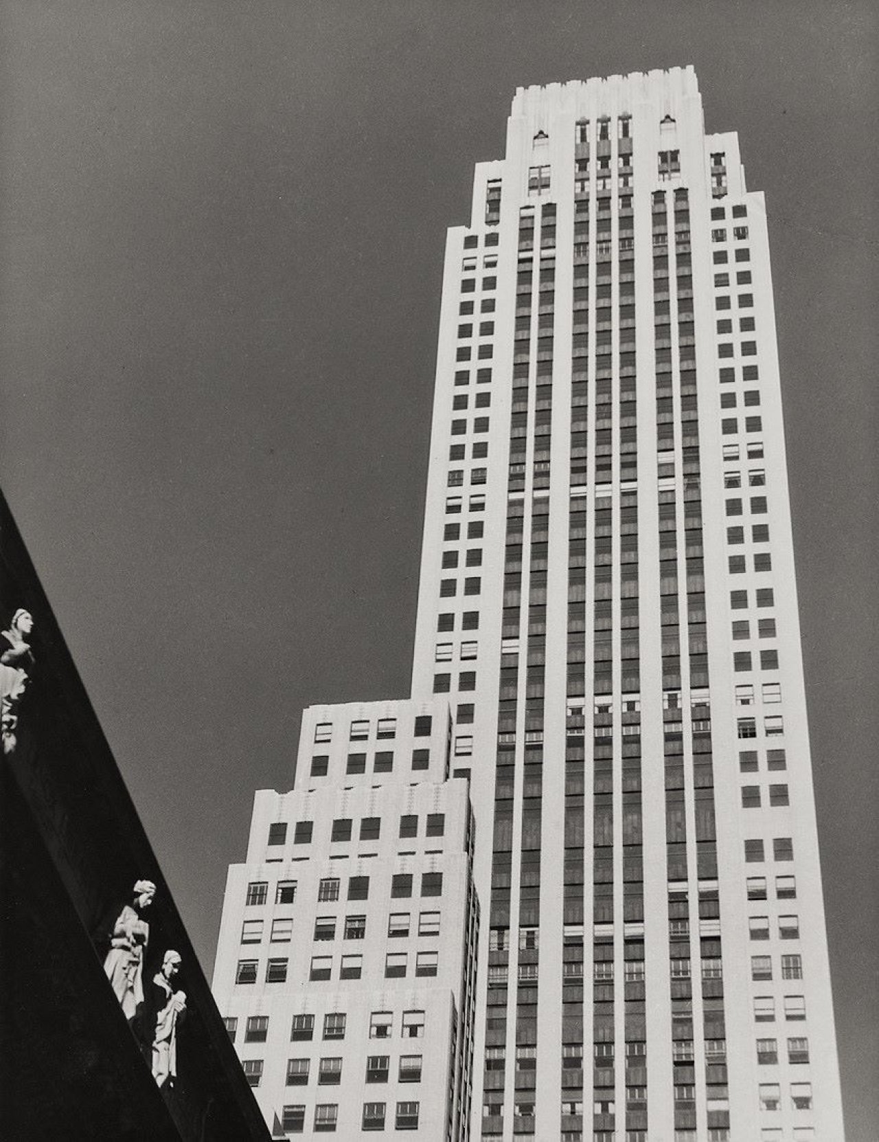 Auf diesem Bild ist das folgende Kunstwerk zu sehen: Edward W. Quigley. Building, New York. 1932.