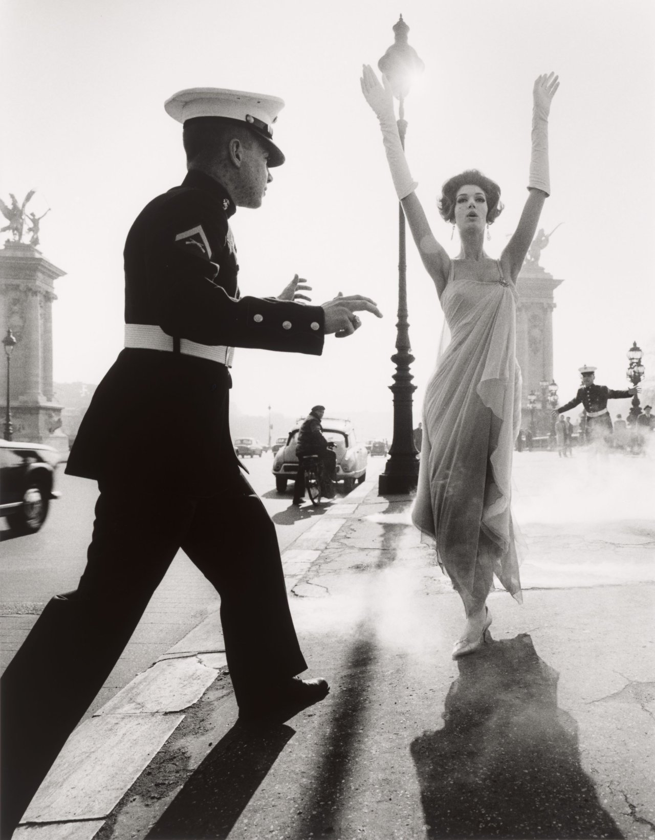 Auf diesem Bild ist das folgende Kunstwerk zu sehen: William Klein. „Pont Alexandre III, Paris“. 1960.