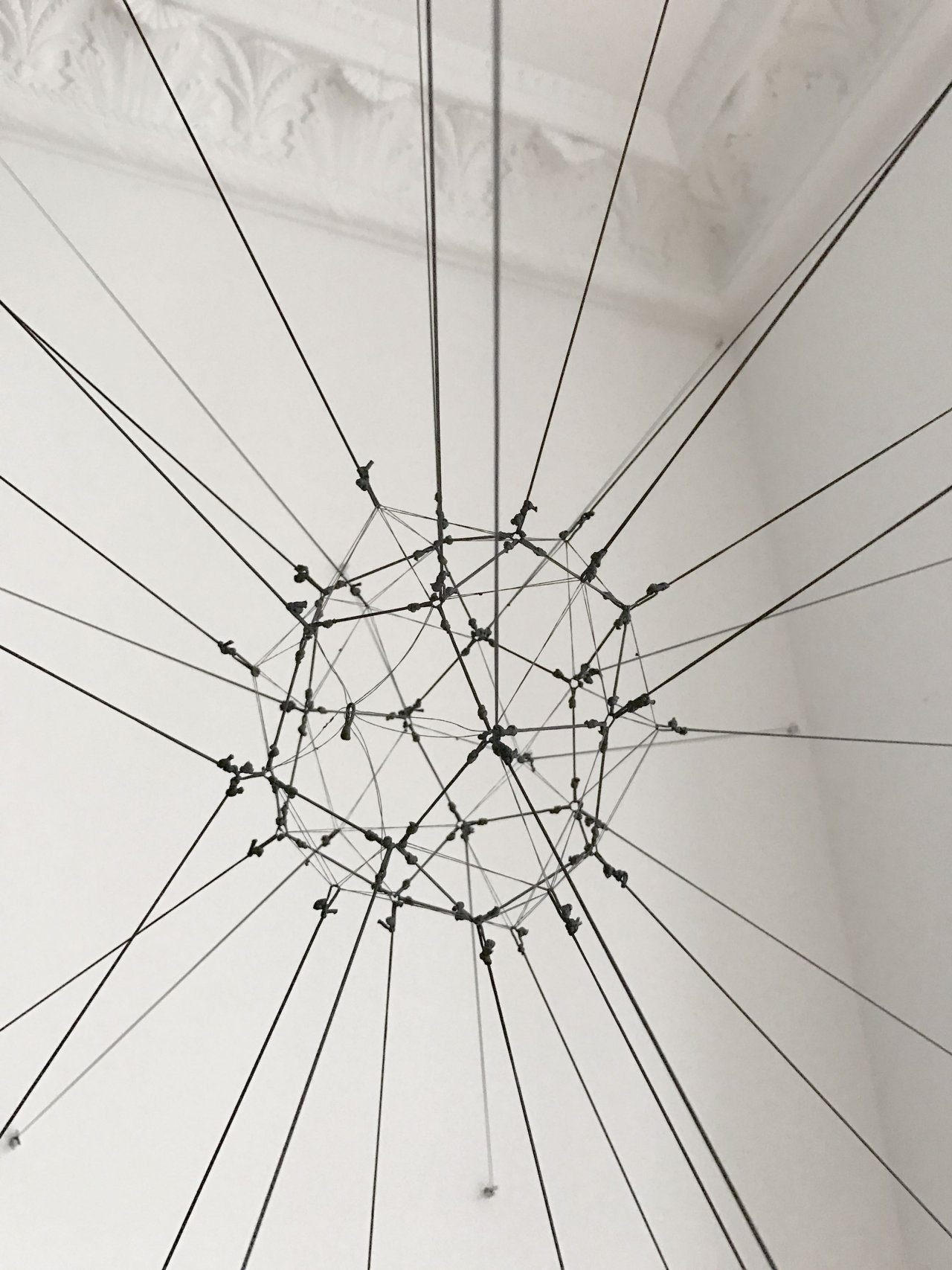 Auf diesem Bild ist das folgende Kunstwerk zu sehen: Tomás Saraceno. „Cumulus Filaments“. 2016.