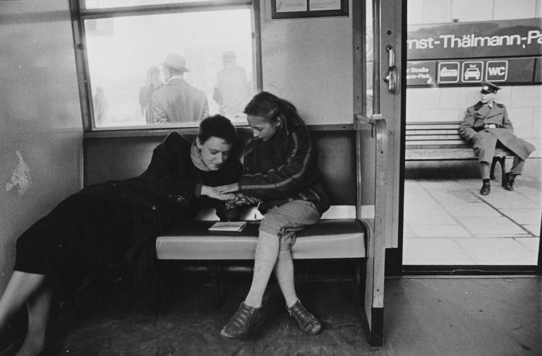 Auf diesem Bild ist das folgende Kunstwerk zu sehen: Harald Hauswald. „Thälmann-Park, S-Bahn“. 1986.
