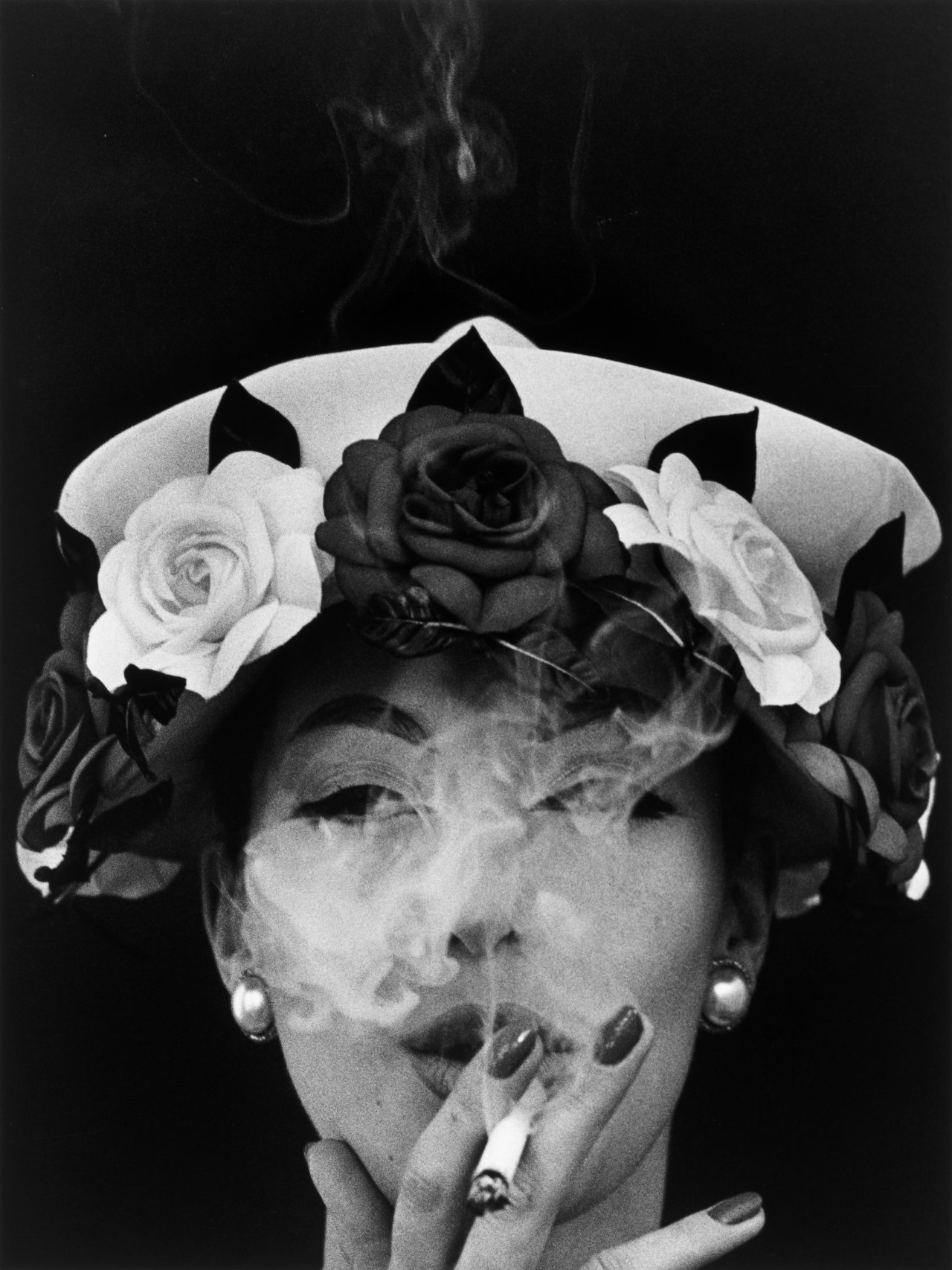 This picture shows the following artwork: William Klein. ”Hat + 5 Roses, Paris (Vogue)”. 1956.