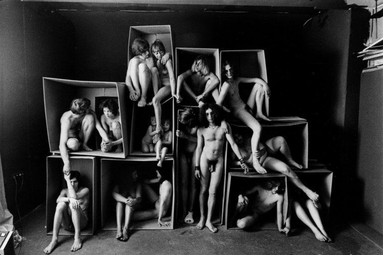 Auf diesem Bild ist das folgende Kunstwerk zu sehen: Will McBride. „Pappkartonstadt“. 1970.