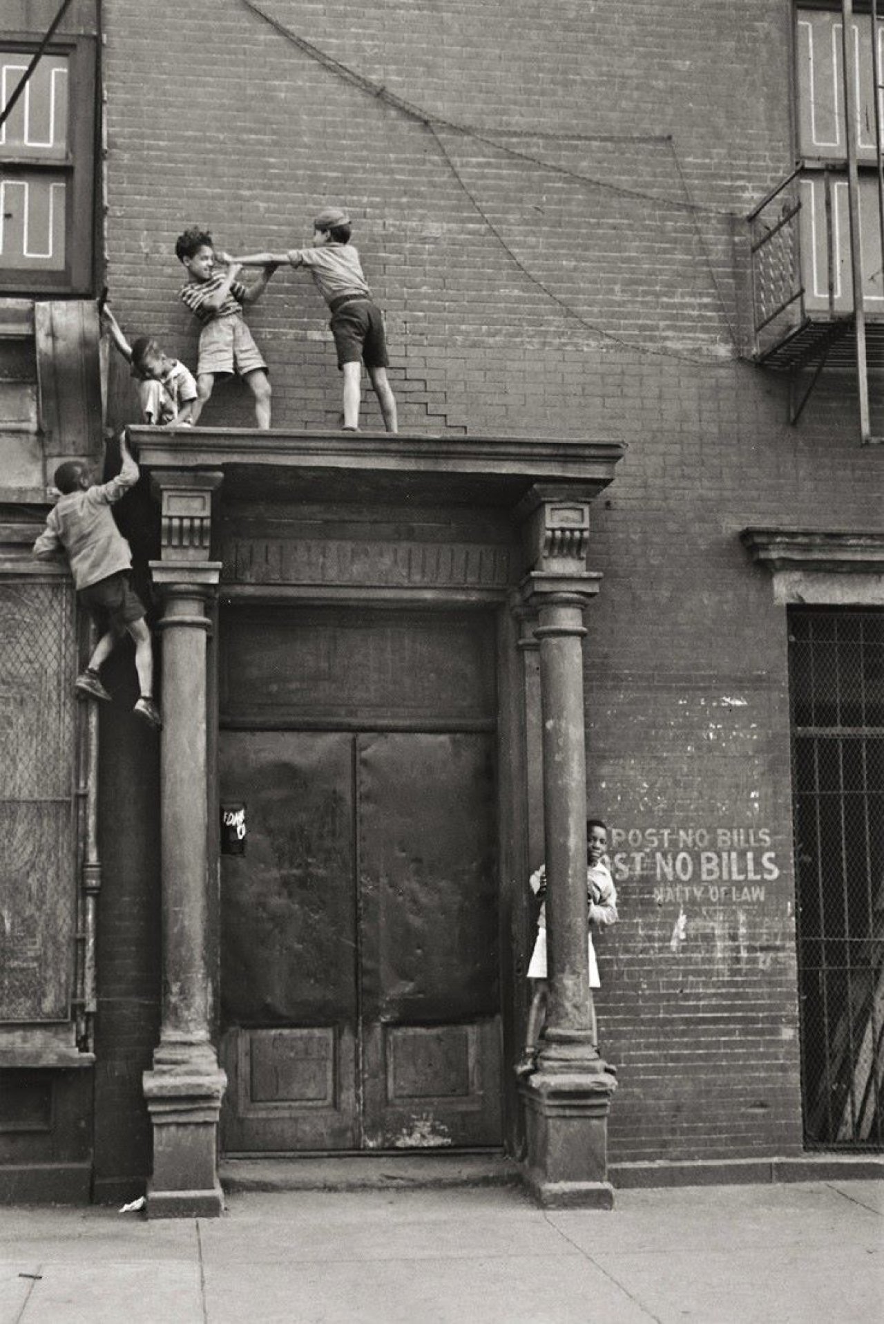 Auf diesem Bild ist das folgende Kunstwerk zu sehen: Helen Levitt. „N.Y.“. Um 1940.