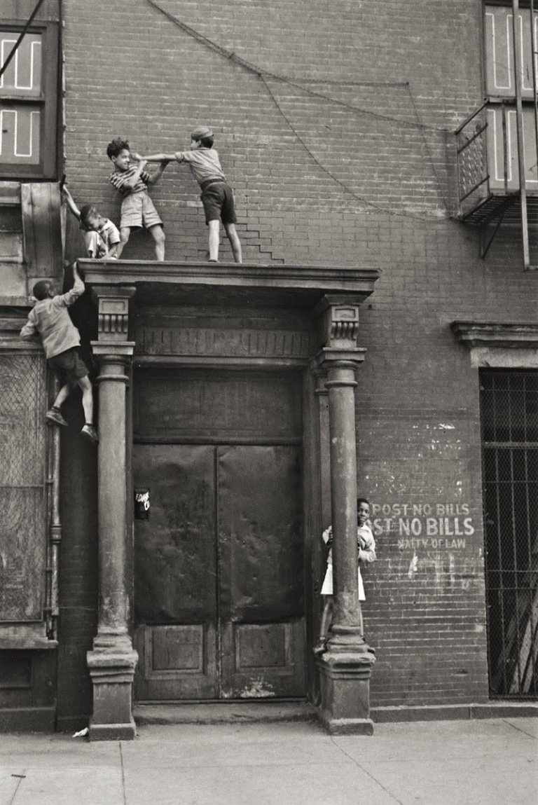 Auf diesem Bild ist das folgende Kunstwerk zu sehen: Helen Levitt. „N.Y.“. Um 1940.