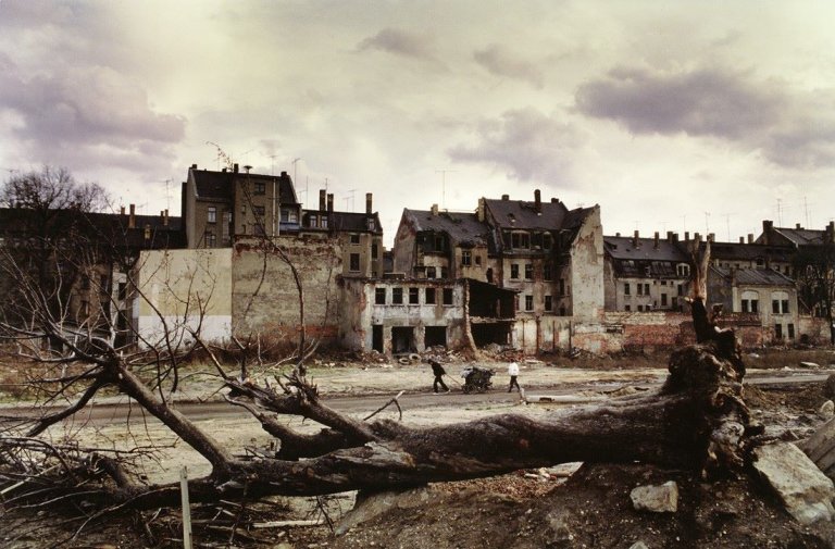 Auf diesem Bild ist das folgende Kunstwerk zu sehen: Gundula Schulze Eldowy. „Leipzig, 1989, aus: Den letzten beissen die Hunde“. 1989.