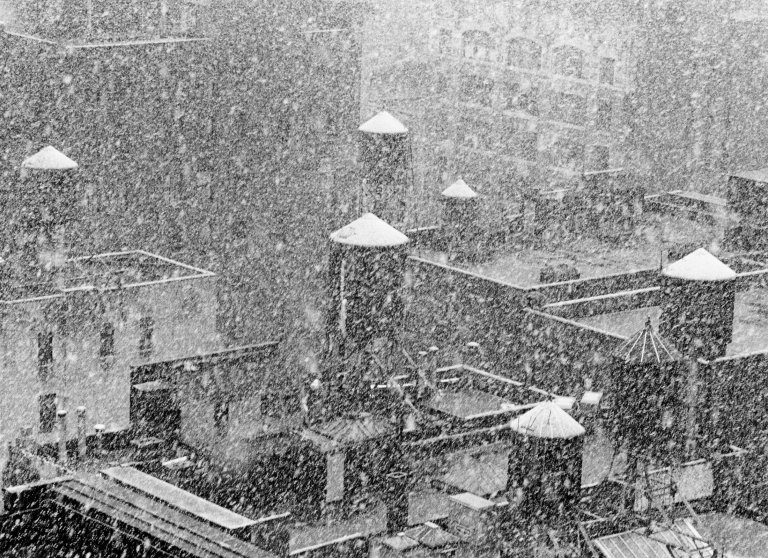 Auf diesem Bild ist das folgende Kunstwerk zu sehen: Andreas Feininger. Chelsea Rooftops in Snow. Vermutlich 1940er Jahre.