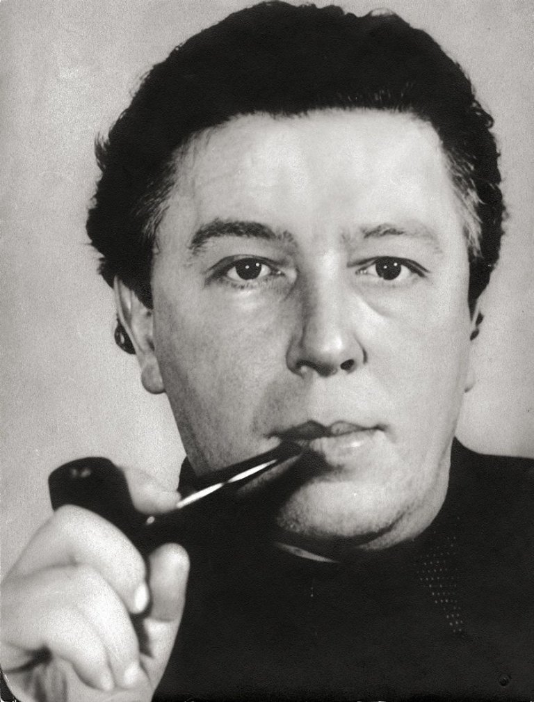 Auf diesem Bild ist das folgende Kunstwerk zu sehen: Gisèle Freund. „André Breton“, Paris. 1939.