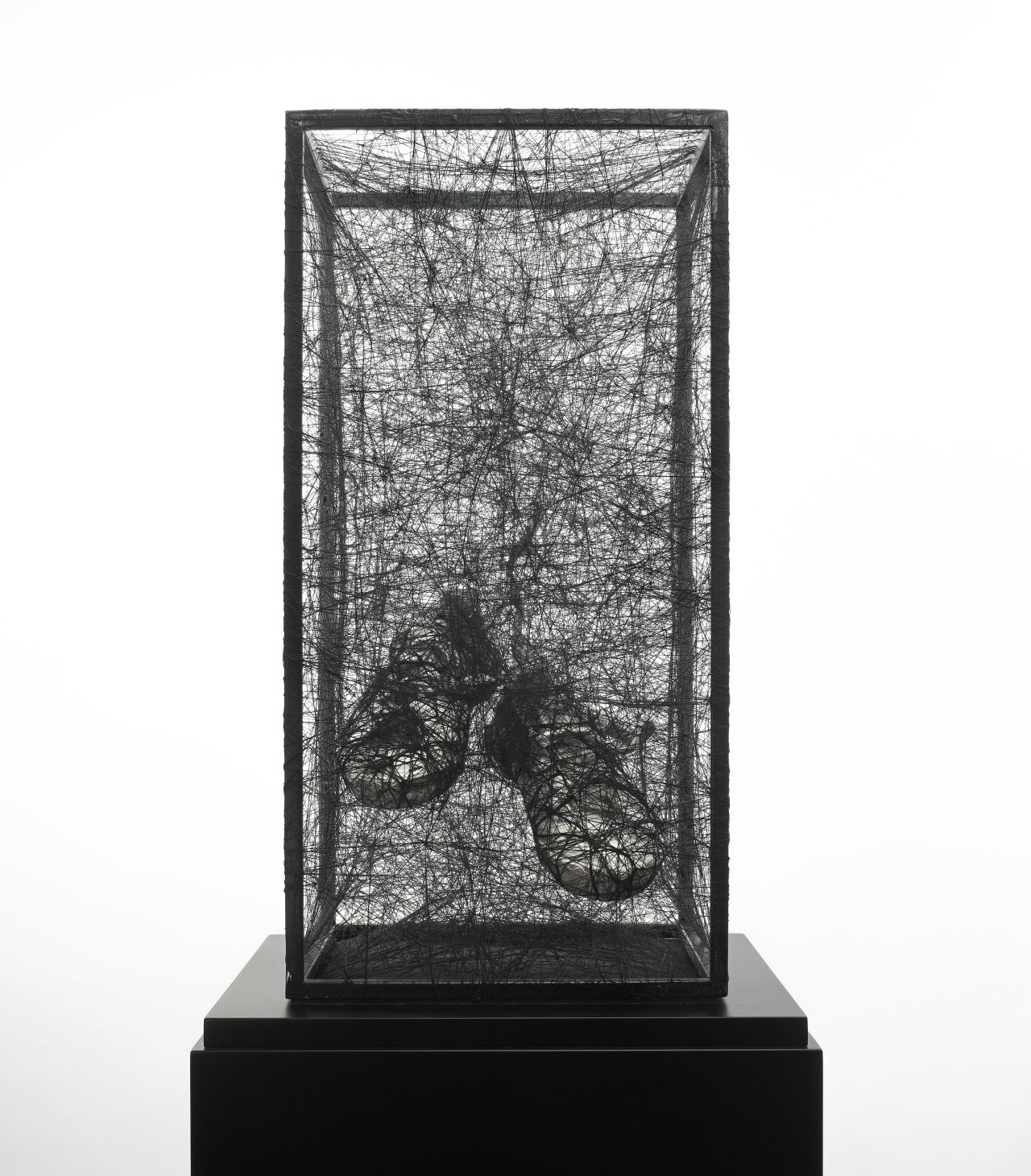 Auf diesem Bild ist das folgende Kunstwerk zu sehen: Chiharu Shiota. Traum/Alltag (Kinderschuhe). 2008.