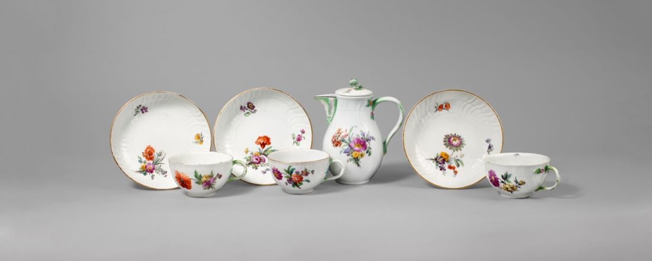 Auf diesem Bild ist das folgende Kunstwerk zu sehen:  KPM Königliche Porzellan-Manufaktur Berlin. Drei Tassen mit Untertassen Neuozier mit farbiger Blumenmalerei und einem Kännchen. Um 1780/1800.