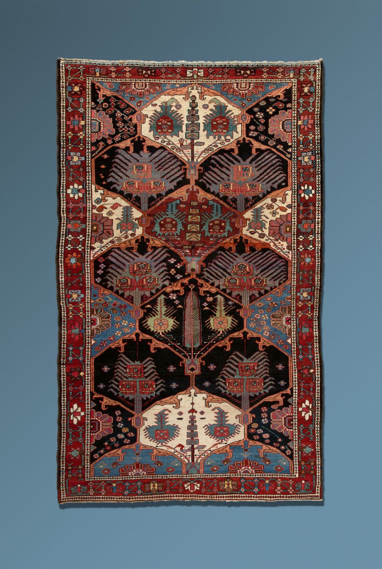 Auf diesem Bild ist das folgende Kunstwerk zu sehen:  Persisch. Bakhtiari-Teppich, West-Persien. Um 1910.