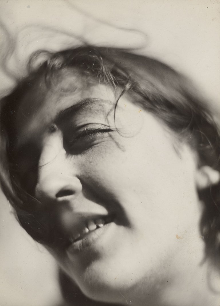 Auf diesem Bild ist das folgende Kunstwerk zu sehen: Iwao Yamawaki. Frauenporträt. 1930/32.