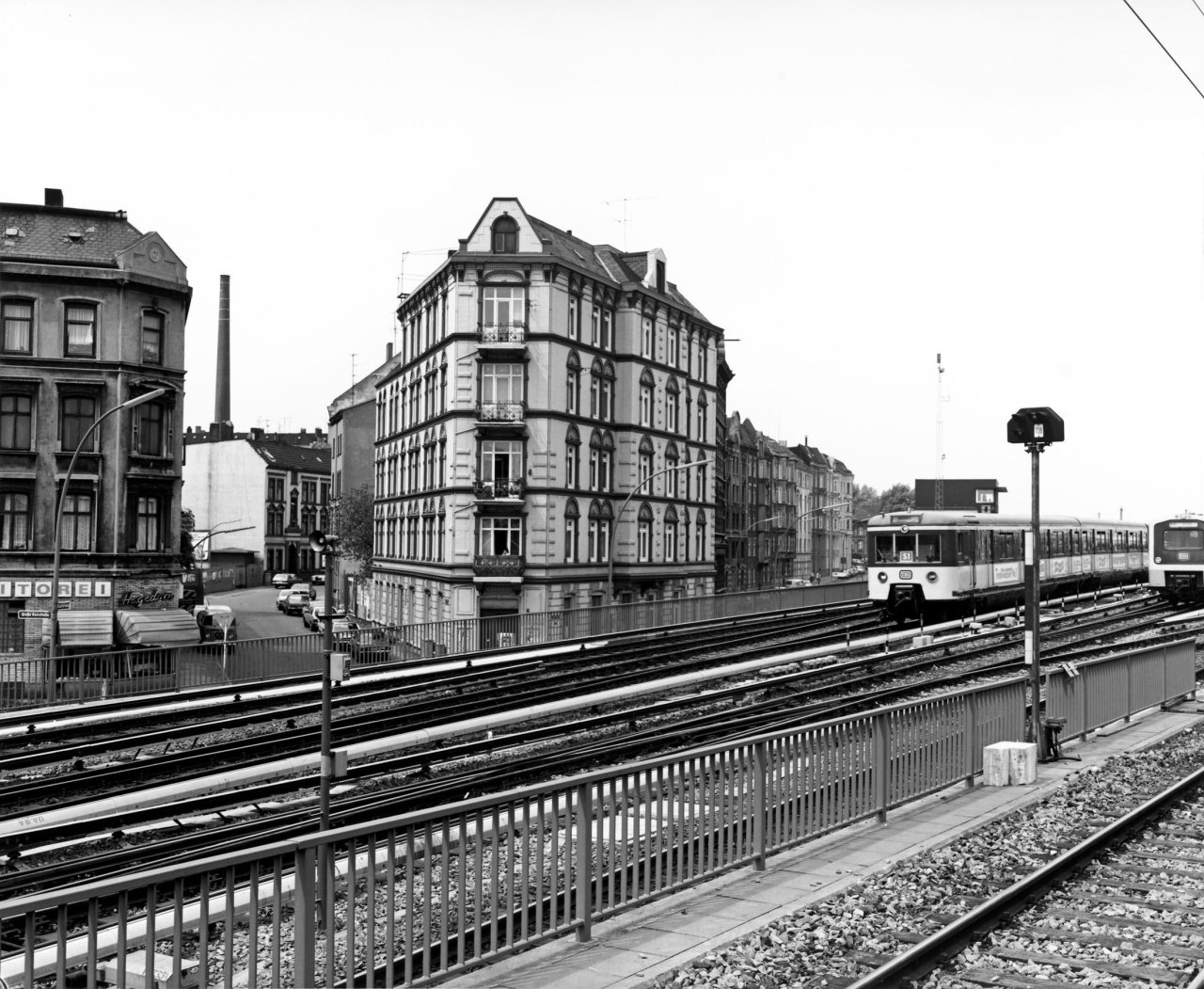 Catalog image of „Hamburg, Altona, Mai 81“, aus der Serie „Bahnlandschaften“, 1979–1997. 1981