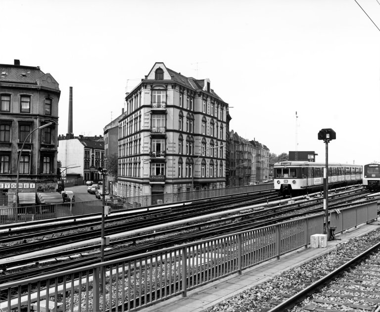 Auf diesem Bild ist das folgende Kunstwerk zu sehen: Heinrich Riebesehl. „Hamburg, Altona, Mai 81“, aus der Serie „Bahnlandschaften“, 1979–1997. 1981.