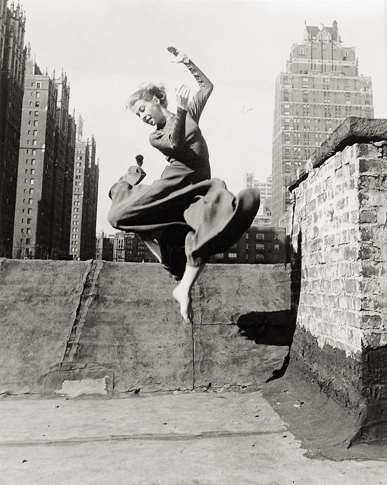 Auf diesem Bild ist das folgende Kunstwerk zu sehen: Ellen Auerbach (d.i. Ellen Rosenberg). „Renate Schottelius in New York“. 1953.
