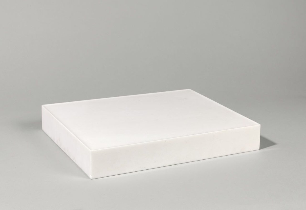 Auf diesem Bild ist das folgende Kunstwerk zu sehen: Wolfgang Laib. Milchstein (für 3/4 Liter Milch). 1978.