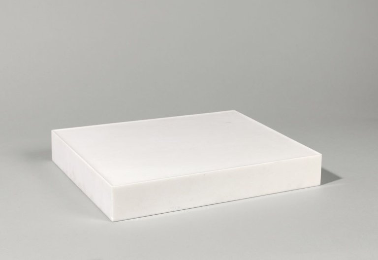 Auf diesem Bild ist das folgende Kunstwerk zu sehen: Wolfgang Laib. Milchstein (für 3/4 Liter Milch). 1978.